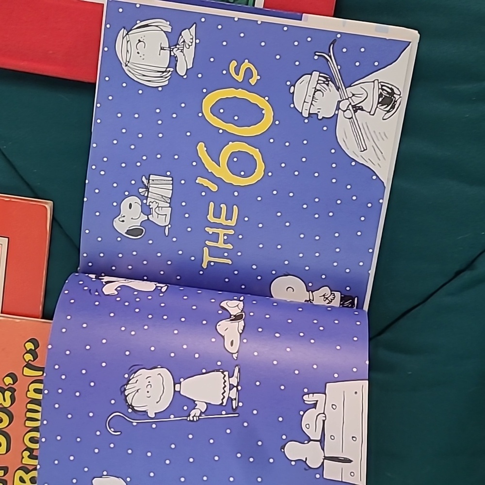 Peanuts Comic Book Collection - Picture 9 of 10